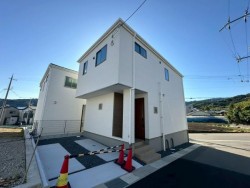 静かな住環境をお探しのファミリー様！角地で陽当り通風良好♪WIC2ヵ所！