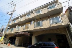 1、2階と3階で分けてお住まい頂けます！
ペット飼育可能です♪
1台無料の専用駐車場付き！