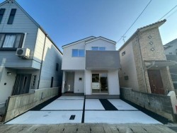 敷地内2台駐車可能です！
バス停徒歩約2分！スーパー、コンビニ近くで生活便利♪
WICで広々収納♪