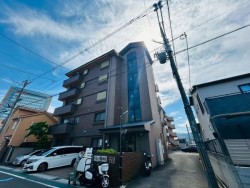 JR長岡京駅徒歩約5分！
最上階で日当たり、眺望良好です♪エレベーターあります！
システムキッチンに追い炊き機能など設備充実♪