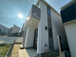 公園近く子育て環境良好♪
駅まで徒歩圏内！スーパーも近く買い物便利です！
南向きで陽当り良好です♪
24時間換気システムにオールインワン浄水栓など設備充実♪