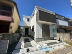 南東向きで陽当り良好です♪
敷地内には2台駐車可能です！
食洗乾燥機や浴室暖房など設備充実♪