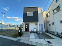 17帖の開放的なリビングは南からの陽光で、年中明るく快適なリビングです♪
固定階段付きの小屋裏収納やWICなど収納スペース充実♪
敷地内には2台駐車可能です！