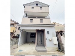 JR長岡京駅徒歩約6分!
広々3LDKの各居室には収納付き♪
駐車スペースあります♪