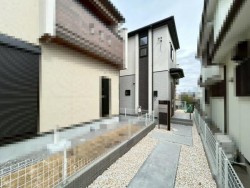 制震ダンパー搭載物件！カースペース並列2台可能です♪
阪急大山崎駅徒歩圏内！
収納スペース、設備充実です！
畳コーナーあります♪