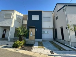 太陽光発電4.95kw搭載！
敷地内には普通車2台ラクラク駐車可能♪
固定階段付きの広々小屋裏収納！