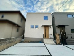 家具付で販売いたします！
バルコニー南向き！全居室2面採光につき日当たり・通風良好です♪
前面道路幅員約5ｍ！ゆったり駐車していただけます！
敷地内2台駐車可能です♪