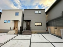 バルコニー南向き！全居室2面採光につき日当たり・通風良好です♪
前面道路幅員約5ｍありゆったり駐車していただけます！
敷地内2台駐車可能です♪