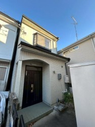 小学校まで徒歩4分！
普通車2台駐車可能！