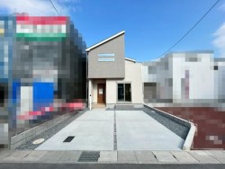 令和8年3月完成予定！
敷地内には2台駐車可能です！
南側バルコニーで日当たり良好♪収納スペース、設備充実♪