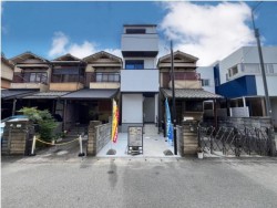 イオンモールは徒歩圏内！
南向きワイドバルコニー！
裏側は駐車場のため、通風は良好です♪