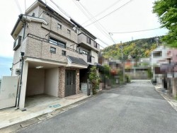  R7年12月フルリフォーム完成！
全居室収納付き！
東側空きにつき、陽当り・通風良好◎
