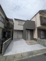 長岡第八小徒歩2分の安心立地。阪急とJRの2WAYアクセスで通勤も快適です。全室2面採光の1SLDKに屋根裏収納付きで、スッキリ暮らせる新築戸建です。