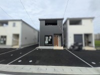 全室収納付き、1階には4.5帖の畳コーナーを備えた約17.2帖LDK。スーパー徒歩10分、コンビニ9分、ホームセンター12分、小学校徒歩3分で生活便利です。