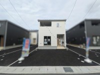 小学校徒歩3分の新築3LDK。18帖LDKと3帖和室がつながる家族団らんの間取りです。全居室収納と床下収納、浴室乾燥機など設備も充実しています。駐車2台可能。