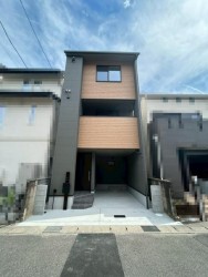 2面バルコニあるので、陽当り・通風良好◎
混雑知らずの二つのトイレ!
パントリー付きで、キッチン収納が楽々♪