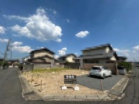  50坪以上の北西角地！建築条件無！
前面道路が6ｍ以上のため、車の出し入れがしやすい！
