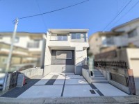  南側道路につき日当たり良好◎
駐車2台可能！
WIC付きで、収納が楽々！