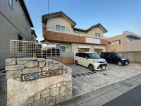  人通りの多い大通り沿いの一階店舗です