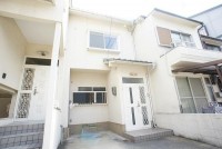 阪急徒歩圏内・買い物便利★
駐車場付き貸家です!