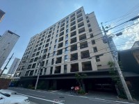 地下鉄「京都市役所前」駅から 徒歩4分、烏丸線「烏丸御池」駅や京阪「三条」駅へもアクセス可能で便利な3ウェイアクセスを実現。
分譲マンショングランドメゾン京都御池通。
オートロック・防犯カメラ・宅配ボックスなどセキュリティ面も充実しています。