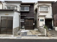 ペット飼育可の戸建て賃貸★
軽自動車程度の駐車スペースもございます★